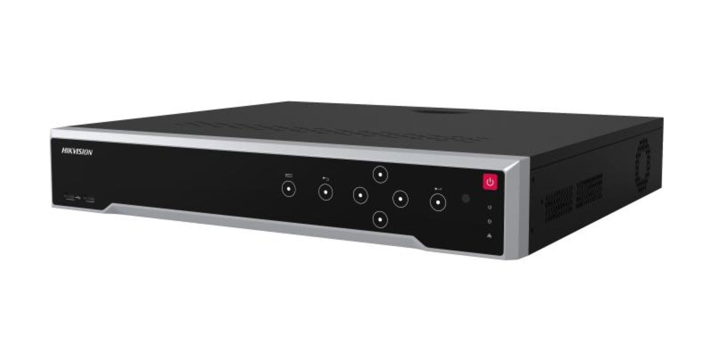 Zwarte Hikvision 32-kanaals Ultra NVR met zilveren rand, bedieningsknoppen en rode aan-uitknop op het voorpaneel.