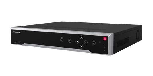 Zwarte Hikvision 32-kanaals Ultra NVR met zilveren rand, bedieningsknoppen en rode aan-uitknop op het voorpaneel.