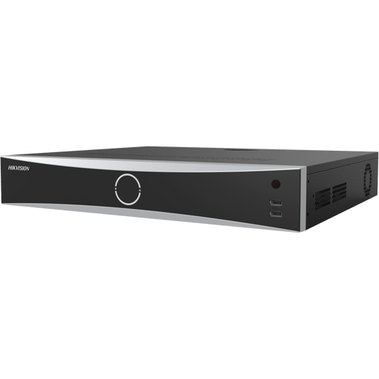 Zwarte Hikvision 32-kanaals AcuSense NVR met zilveren voorpaneel, USB-poorten en ventilatieopeningen aan de zijkant.