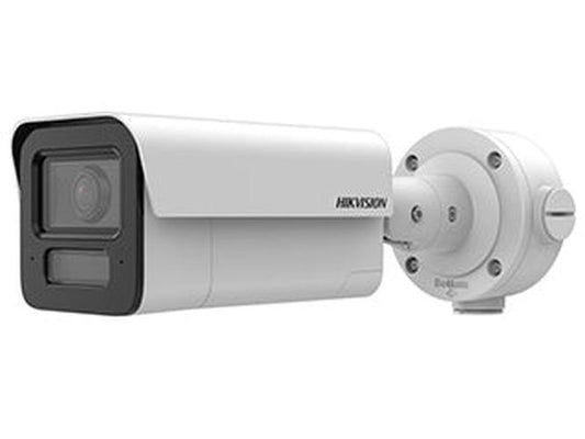 Witte Hikvision 4MP DarkFighter bulletcamera met 2.8mm lens en geïntegreerde muurbeugel voor buitenbeveiliging.
