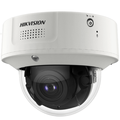Witte Hikvision DeepinView dome IP-camera met varifocale lens en robuuste behuizing voor buitenbewaking.
