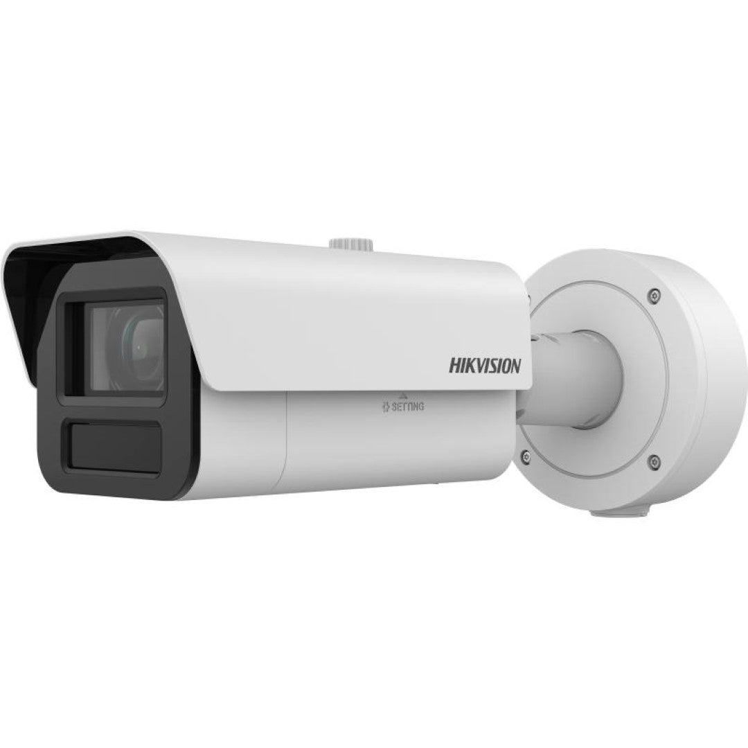 Witte Hikvision 4MP ANPR bulletcamera met 25x zoom, zonnekap en robuuste montagebeugel voor verkeersbewaking.