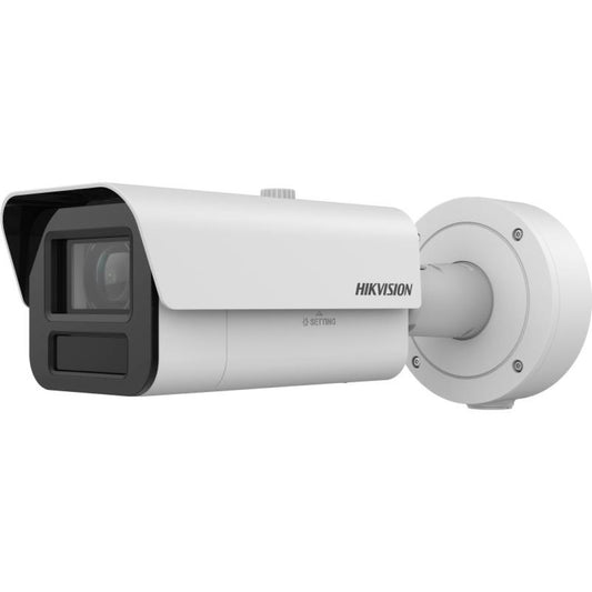 Witte Hikvision 4MP ANPR bulletcamera met 25x zoom, zonnekap en robuuste montagebeugel voor verkeersbewaking.