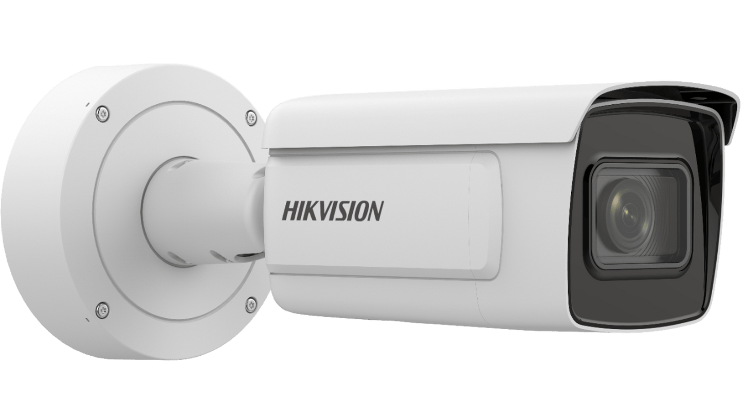 Witte Hikvision DeepinView ANPR bullet camera met 8-32mm varifocale lens en robuuste vandaalbestendige behuizing.