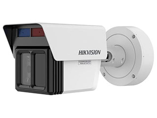 Witte Hikvision 4MP panoramische outdoor camera met wandbeugel en robuuste behuizing voor buitengebruik.