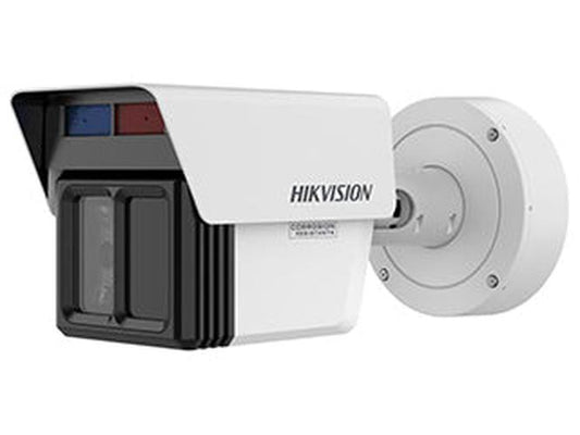 Witte Hikvision 4MP panoramische outdoor camera met wandbeugel en robuuste behuizing voor buitengebruik.