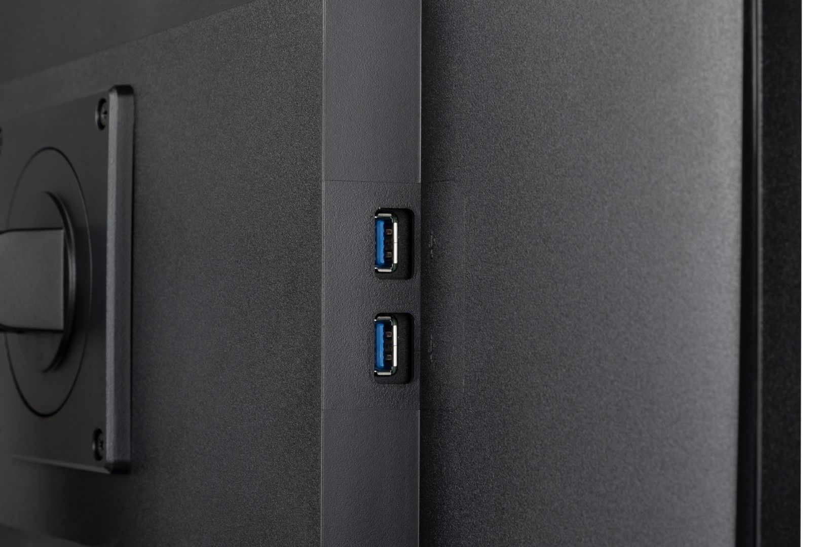 Zwarte achterkant van Iiyama monitor met twee USB-poorten en VESA-bevestigingspunt voor ergonomische voet.