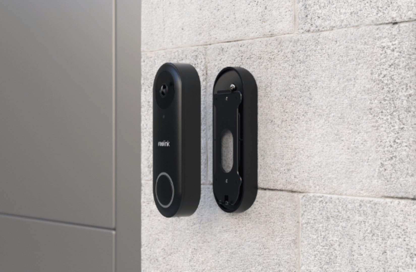 Zwarte 15 graden kantelbeugel voor Reolink D340P en D340W deurbel gemonteerd op een stenen muur.