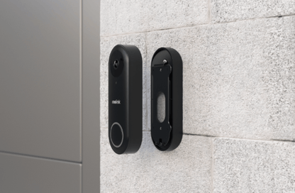 Zwarte 15 graden kantelbeugel voor Reolink D340P en D340W deurbel gemonteerd op een stenen muur.