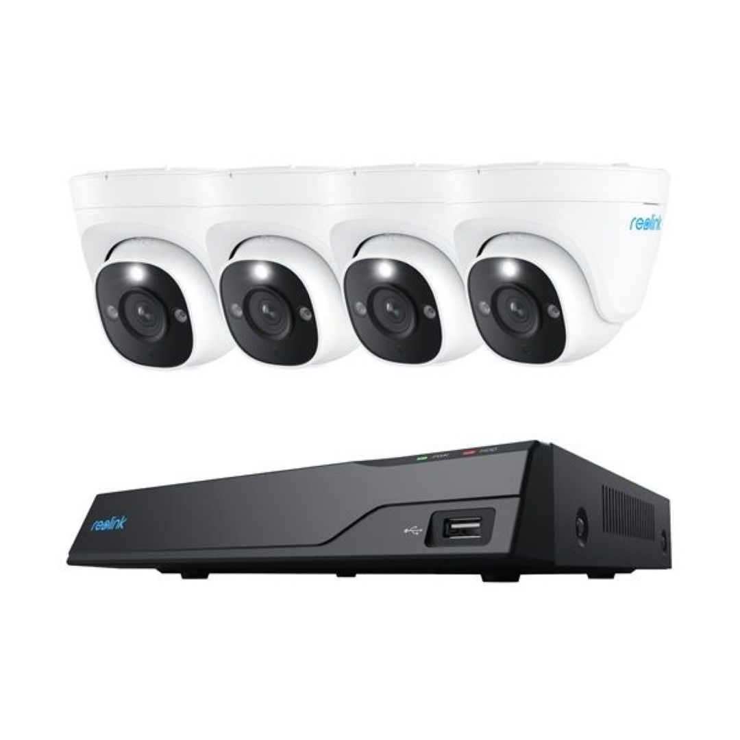 Vier witte Reolink 4K turret camera's en een zwarte 8-kanaals NVR voor een compleet PoE bewakingssysteem.