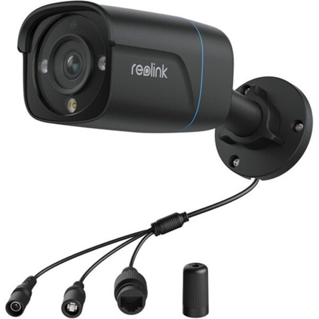 Zwarte Reolink P330 8MP PoE bulletcamera voor buiten met spotlight en aansluitkabels.