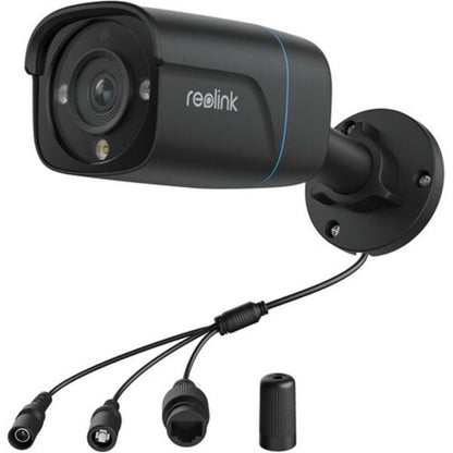Zwarte Reolink P330 8MP PoE bulletcamera voor buiten met spotlight en aansluitkabels.