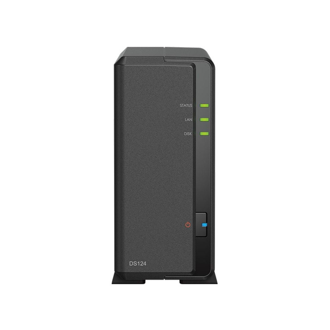 Zwarte Synology DiskStation DS124 NAS met statuslampjes en aan-uitknop op een witte achtergrond.