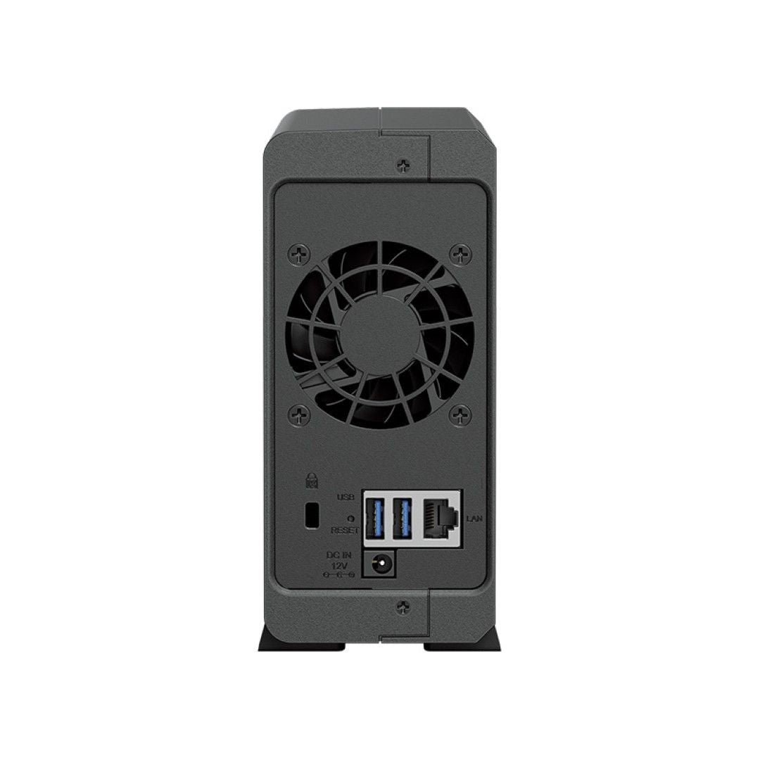Achterkant van de zwarte Synology DS124 NAS met koelventilator, USB-poorten, LAN-aansluiting en DC-voedingsingang.