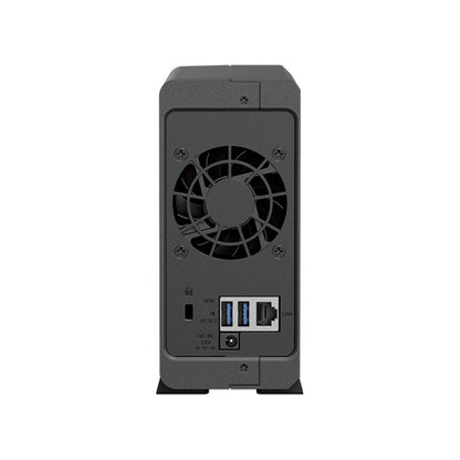 Achterkant van de zwarte Synology DS124 NAS met koelventilator, USB-poorten, LAN-aansluiting en DC-voedingsingang.