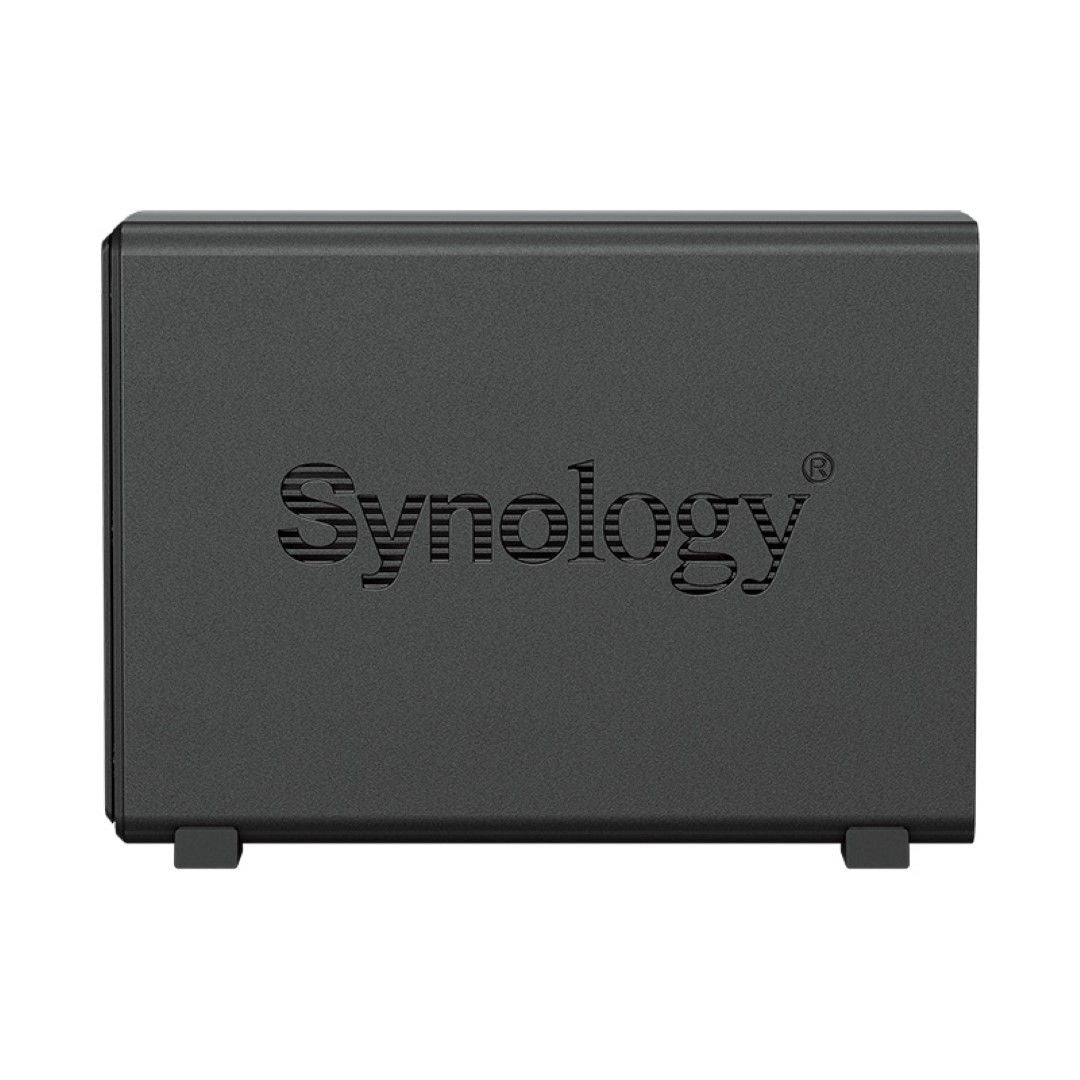 Zijaanzicht van de zwarte Synology DiskStation DS124 NAS met gestreept logo op een compacte, matte behuizing.