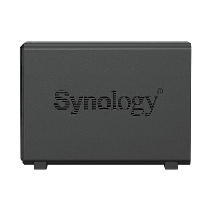 Zijaanzicht van de zwarte Synology DiskStation DS124 NAS met gestreept logo op een compacte, matte behuizing.