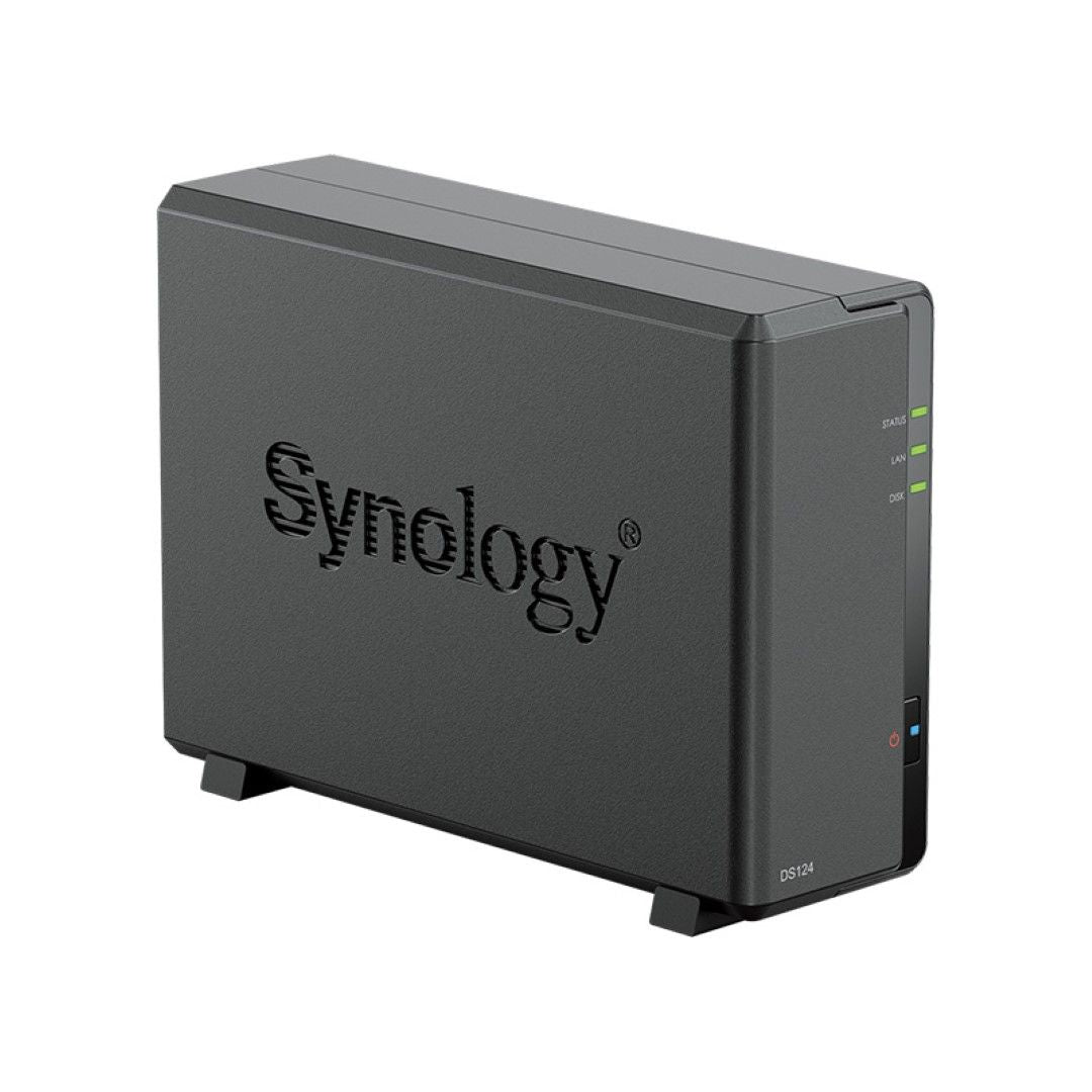 Compacte zwarte Synology DS124 NAS-behuizing met statuslampjes en logo op de zijkant.