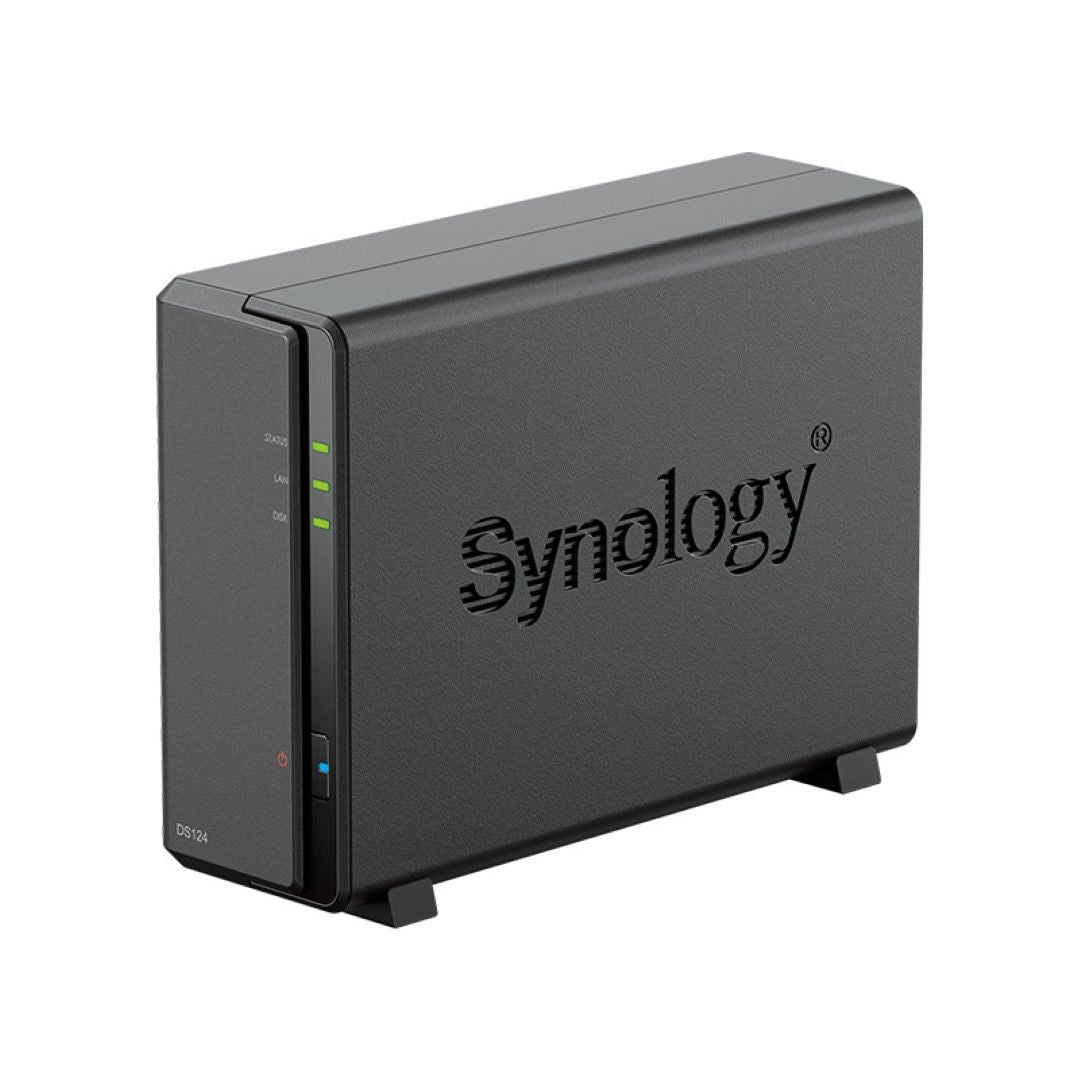 Zwarte Synology DS124 NAS-behuizing met statuslampjes en logo op een witte achtergrond.