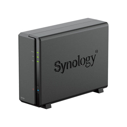 Zwarte Synology DS124 NAS-behuizing met statuslampjes en logo op een witte achtergrond.