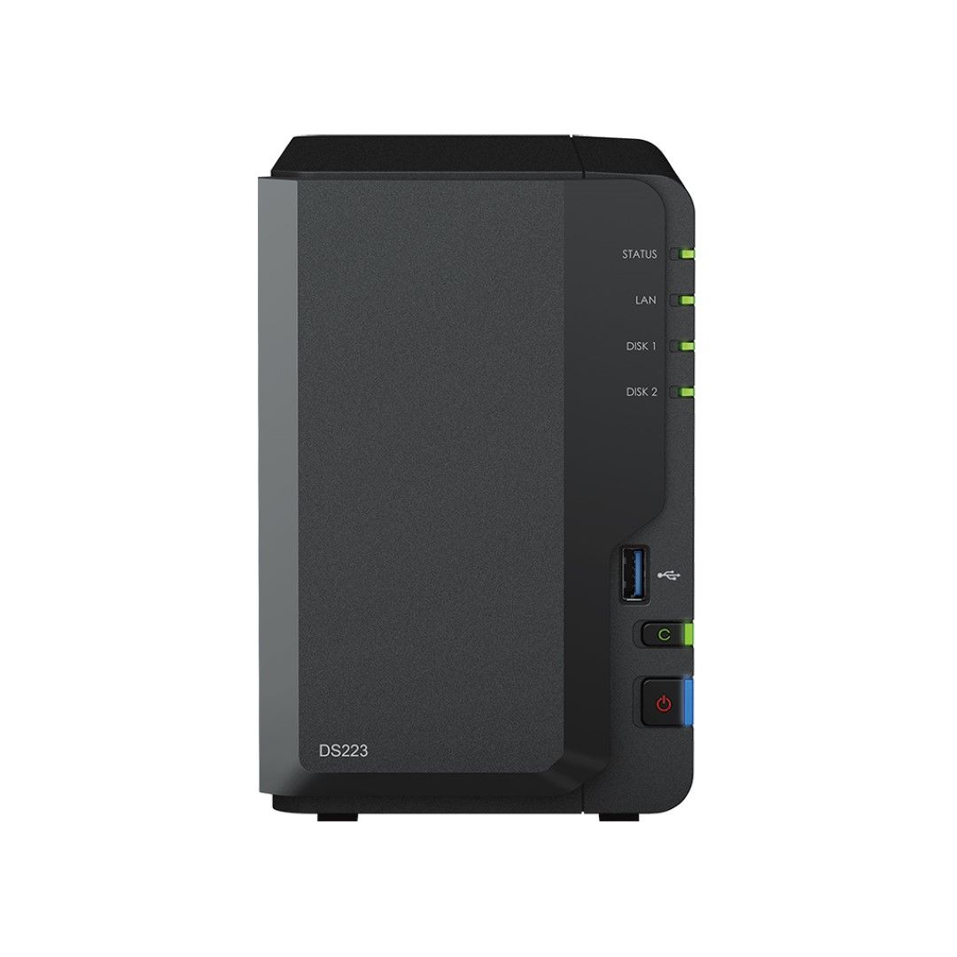 Zwarte Synology DiskStation DS223 NAS met twee schijfsleuven, statuslampjes, USB-poort en aan-uitknop op de voorzijde.