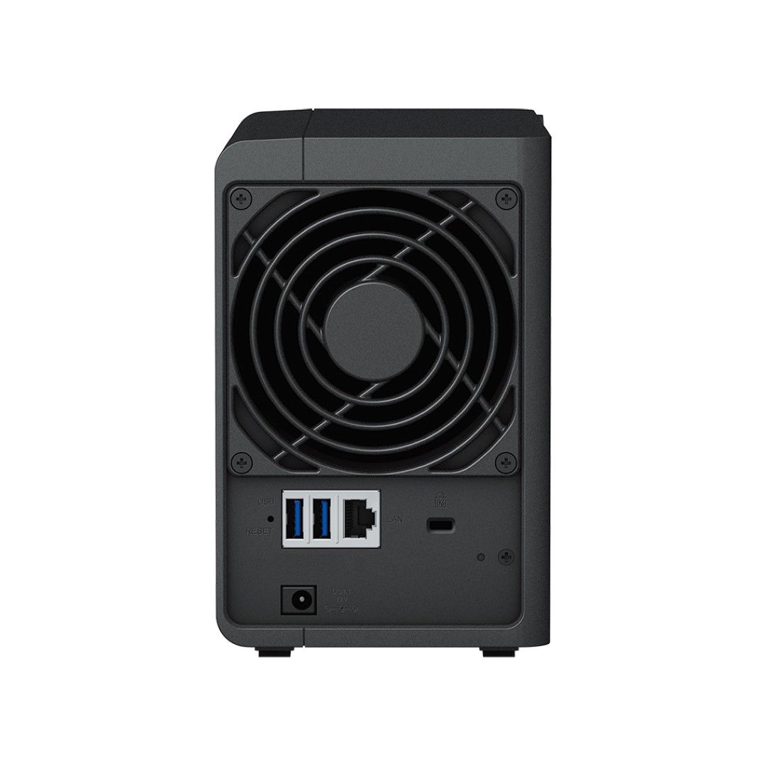 Zwarte achterkant van Synology DiskStation DS223 NAS met koelventilator, USB-poorten, LAN-aansluiting en stroomingang.