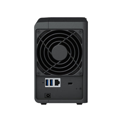 Zwarte achterkant van Synology DiskStation DS223 NAS met koelventilator, USB-poorten, LAN-aansluiting en stroomingang.