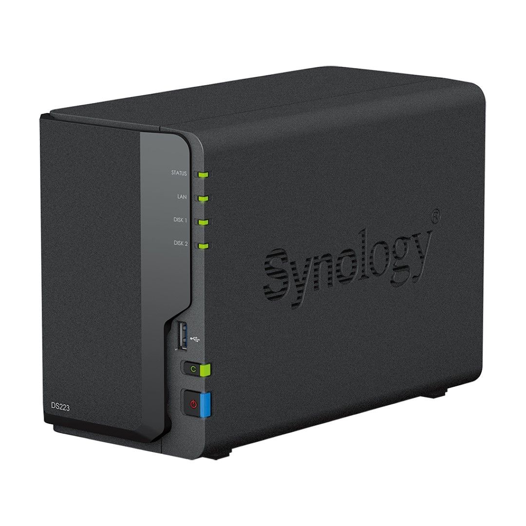 Zwarte Synology DiskStation DS223 NAS met twee schijfsleuven, statuslampjes en USB-poort op een witte achtergrond.