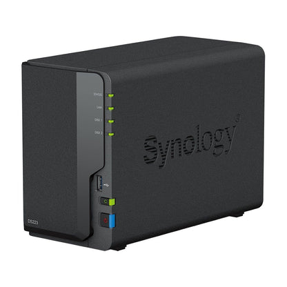 Zwarte Synology DiskStation DS223 NAS met twee schijfsleuven, statuslampjes en USB-poort op een witte achtergrond.