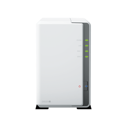 Witte Synology DiskStation DS223j NAS met twee schijfsleuven, statuslampjes en een strak, compact design.