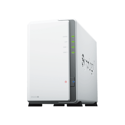 Witte Synology DiskStation DS223j NAS met twee schijfsleuven, statuslampjes en een strak, compact design.
