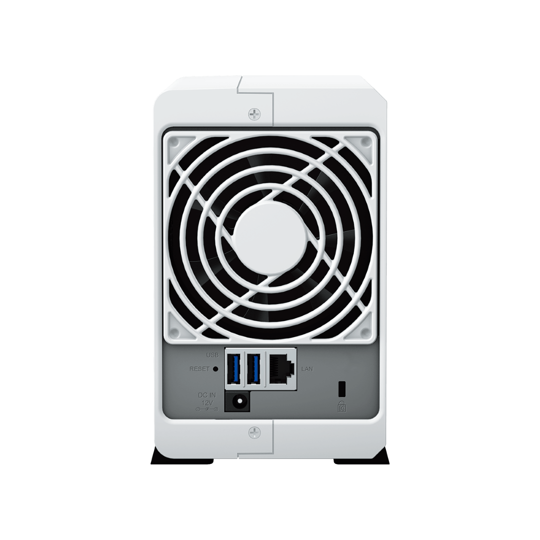 Achterkant van de witte Synology DiskStation DS223j NAS met koelventilator, USB-poorten, LAN-aansluiting en DC-ingang.