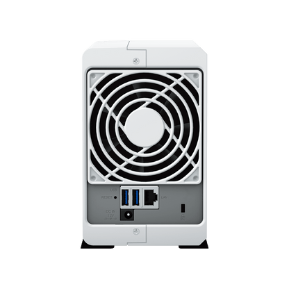 Achterkant van de witte Synology DiskStation DS223j NAS met koelventilator, USB-poorten, LAN-aansluiting en DC-ingang.