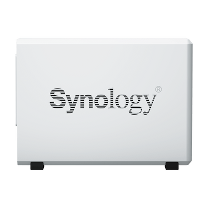 Witte Synology DiskStation DS223j NAS met twee sleuven en een strak, minimalistisch design op zwarte voetjes.