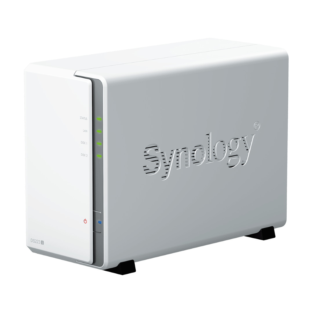 Witte Synology DiskStation DS223j NAS met twee schijfsleuven, ventilatieopeningen in het logo en status-LED-indicatoren.