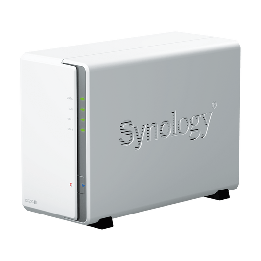 Witte Synology DiskStation DS223j NAS met twee schijfsleuven, ventilatieopeningen in het logo en status-LED-indicatoren.