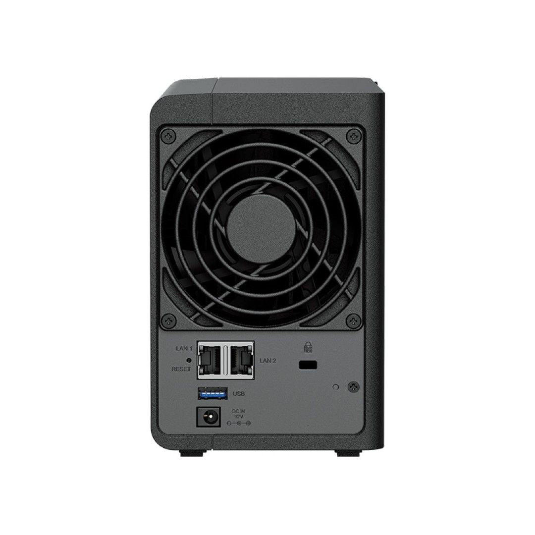 Zwarte achterkant van de Synology DS224+ NAS met koelventilator, twee LAN-poorten, USB-poort en stroomaansluiting.
