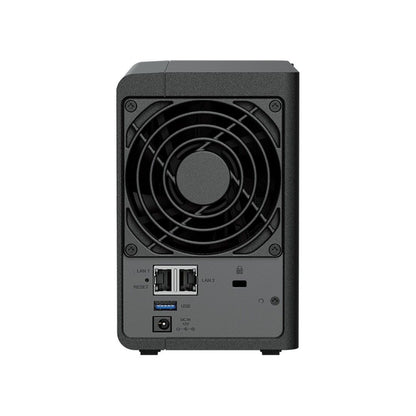 Zwarte achterkant van de Synology DS224+ NAS met koelventilator, twee LAN-poorten, USB-poort en stroomaansluiting.