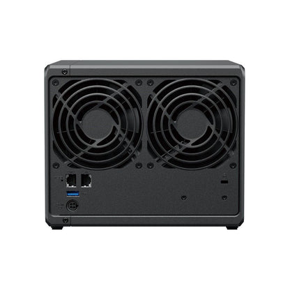 Zwarte achterkant van de Synology DS423+ NAS met twee grote koelventilatoren, LAN-poorten, USB-aansluiting en stroomingang.