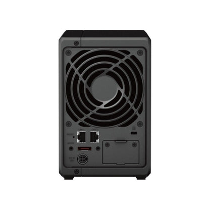 Achterzijde van de zwarte Synology DS723+ NAS met koelventilator, netwerkpoorten, USB-aansluiting en stroomingang.