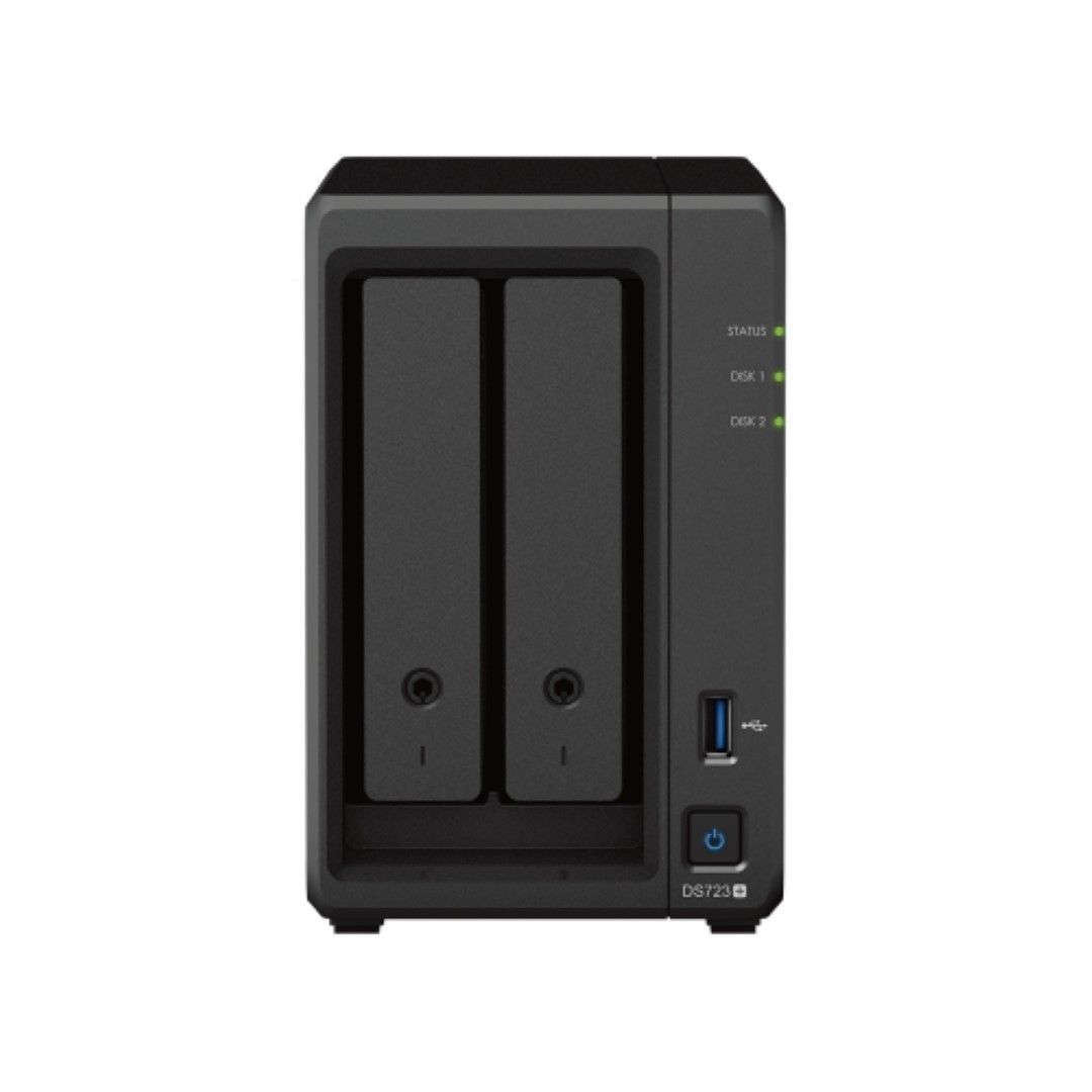 Zwarte Synology DS723+ NAS met twee schijfsleuven, statuslampjes, USB-poort en aan-uitknop op een witte achtergrond.