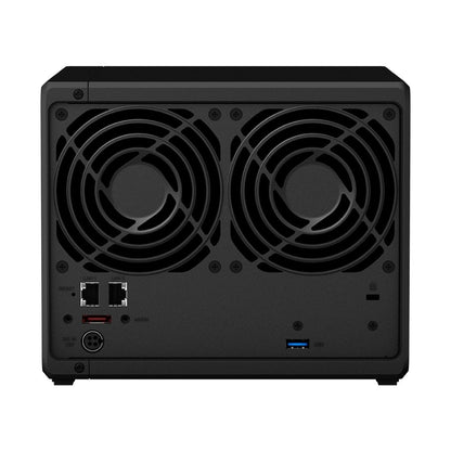 Zwarte achterkant van de Synology DS923+ NAS met twee grote koelventilatoren, LAN-poorten, USB-aansluiting en stroomingang.