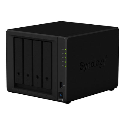 Zwarte Synology DiskStation NAS met vier schijfcompartimenten, status-leds en USB-poort op een witte achtergrond.