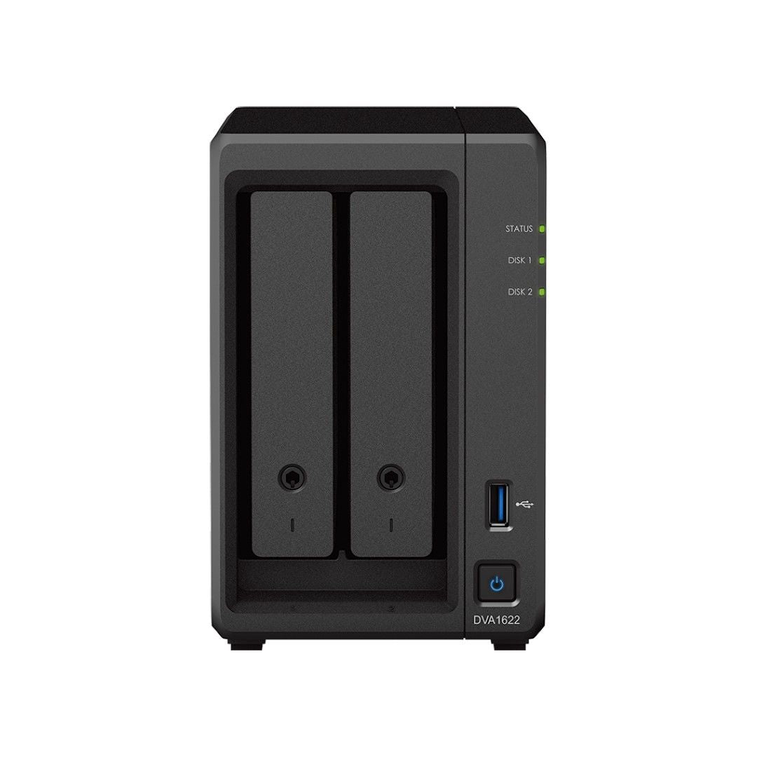 Zwarte Synology DVA1622 2-bay desktop NVR met twee schijfsleuven, statuslampjes, USB-poort en aan-uitknop.