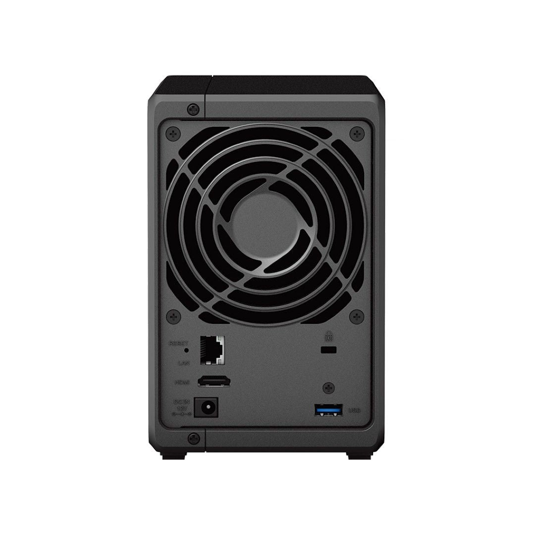 Achterkant van de zwarte Synology DVA1622 NVR met koelventilator, HDMI-poort, LAN-aansluiting en USB-poort.