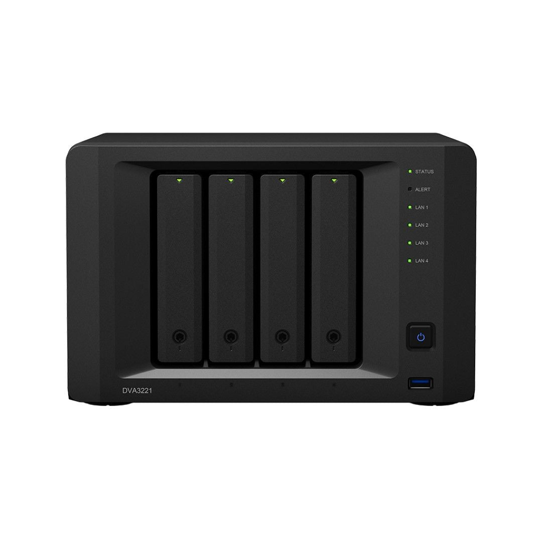 Zwarte Synology DVA3221 NVR met vier schijfposities, statuslampjes en een aan-uitknop op een witte achtergrond.