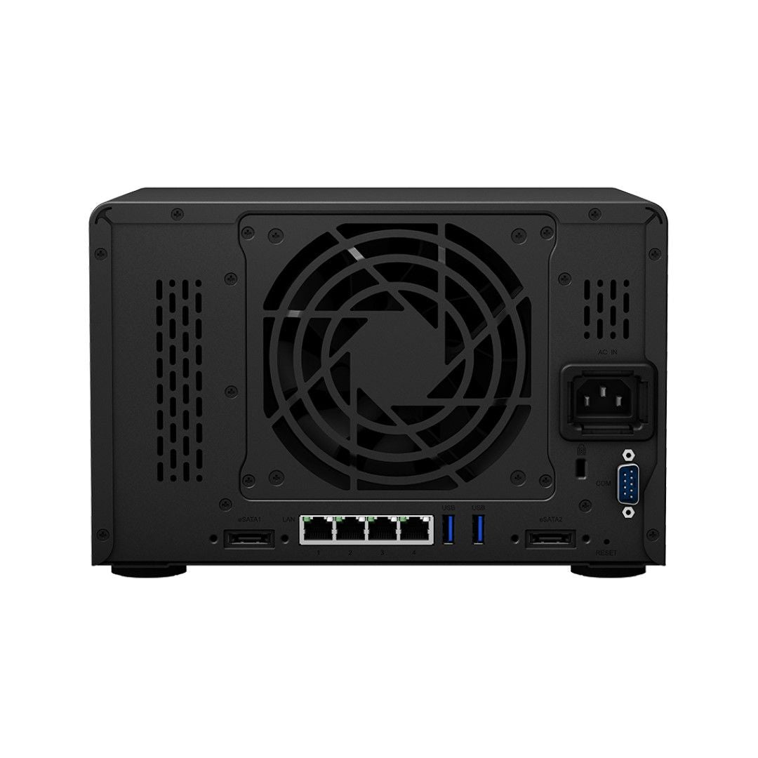 Achterkant van de zwarte Synology DVA3221 NVR met vier LAN-poorten, twee USB-poorten, eSATA-aansluitingen en een koelventilator.