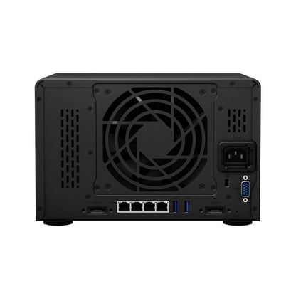 Achterkant van de zwarte Synology DVA3221 NVR met vier LAN-poorten, twee USB-poorten, eSATA-aansluitingen en een koelventilator.