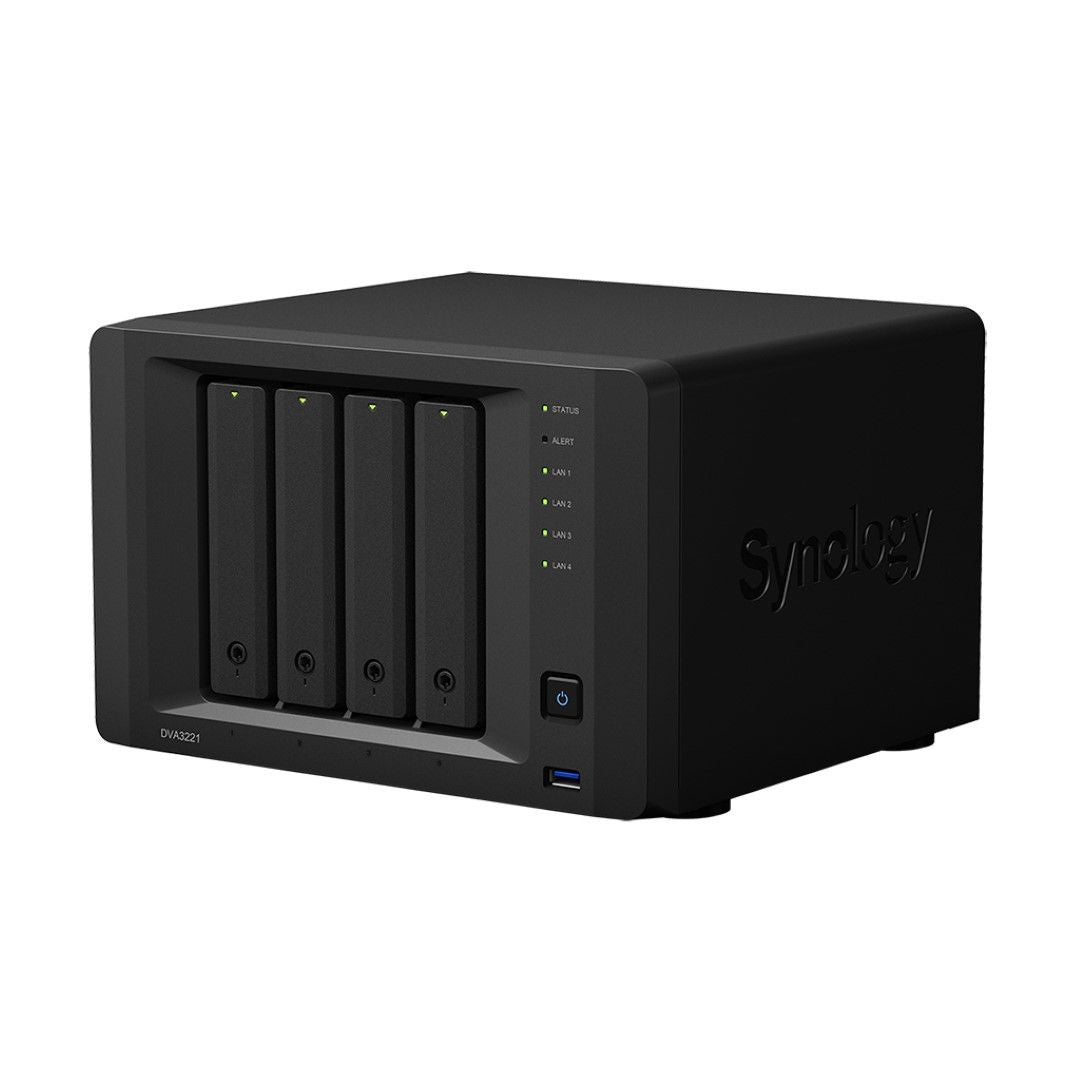 Zwarte Synology DVA3221 NVR met vier schijfposities, statuslampjes en een strak desktopontwerp voor videobewaking.