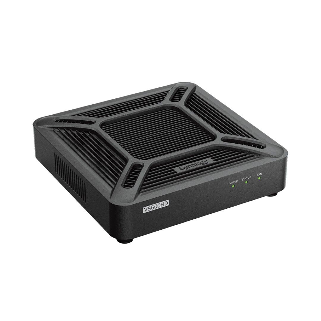 Zwarte Synology VS600HD bewakingsclient met een compact, geribbeld ontwerp en drie groene statusindicatielampjes.